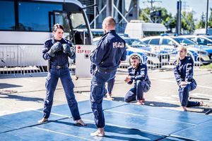 policjanci podczas pokazu sztuk walki.