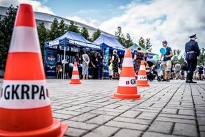 stoiska wystawione podczas wydarzenia , a przy nim policjanci i odwiedzający.