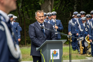 przy mównicy przemawia Wicemarszałek Województwa Łódzkiego Piotr Wojtysiak.