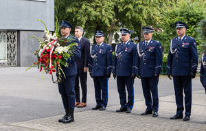 na zdjęciu Komendant Wojewódzki wraz ze swoimi zastępcami, podczas składania kwiatów pod tablicą upamiętniającą Policjantów  Drugiej Rzeczypospolitej Polskiej oraz patrona garnizonu łódzkiego.