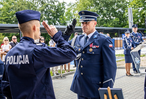 Policjant oddaje honor Komendantowi Wojewódzkiemu Policji w Łodzi, Komendant oddaje honor.