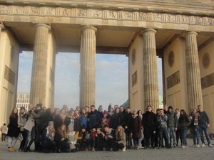 Zdjęcie grupowe młodzieży z wycieczki do Berlina