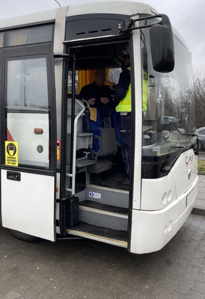 na zdjęciu policyjna kontrola autobusu.