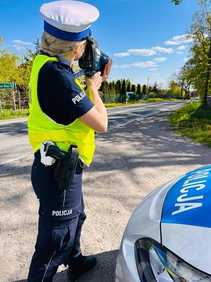 Policjantka dokonuje pomiaru prędkości.