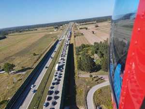 Policjanci z helikoptera  patrolują autostrady.