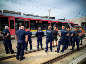 Policjanci i SOKiści w trakcie odprawy przed ćwiczeniami.