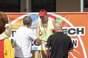 Komendant Malanowski odbiera gratulacje za miejsce na podium w biegu Łupkowa Run.