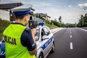 Policjant dokonuje kontroli na drodze.