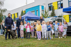 Uczestnicy pikniku policyjnego.