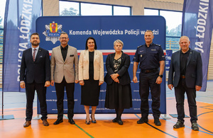 Komendant Wojewódzki Policji w Łodzi z zaproszonymi gośćmi.