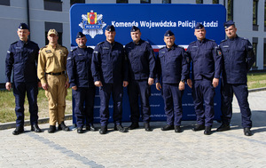 Na zdjęciu insp. Arkadiusz Sylwestrzak Komendant Wojewódzki Policji w Łodzi i członkowie komisji sędziowskiej wojewódzkich eliminacji I Ogólnopolskiego Przeglądu Musztry Klas Mundurowych.