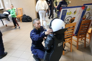 Policjant z dziećmi w trakcie pikniku.