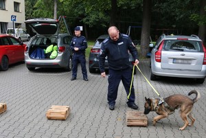 Policjant z psem służbowym.