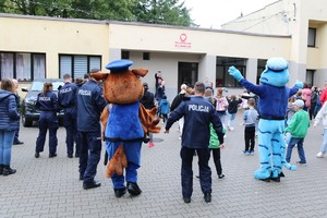 Policjanci z dziećmi w trakcie przygotowań do zmagań sportowych.