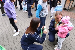 Policjanci z dziećmi w trakcie przygotowań do zmagań sportowych.