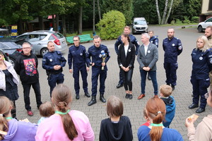 Policjanci z dziećmi w trakcie przygotowań do zmagań sportowych.