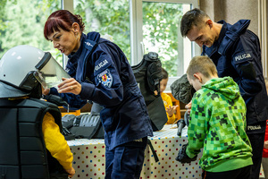 Policjanci w trakcie pikniku z dziećmi.