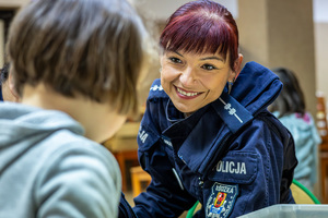 Policjanci w trakcie pikniku z dziećmi.