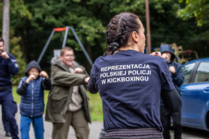 Policjanci w trakcie pikniku z dziećmi.