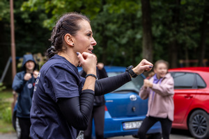 Policjanci w trakcie pikniku z dziećmi.