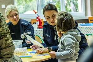 Policjanci w trakcie pikniku z dziećmi.