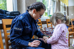 Policjanci w trakcie pikniku z dziećmi.