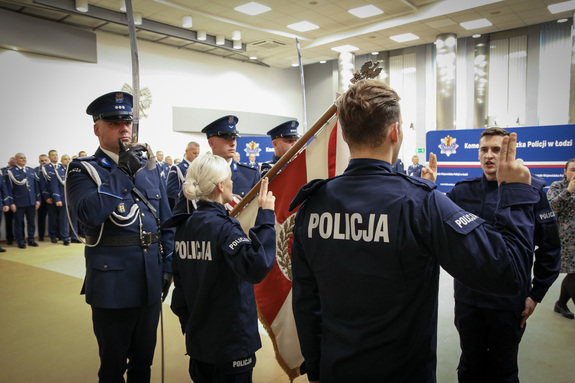 Nowo przyjęci funkcjonariusze składają ślubowanie.