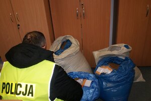 policjant z zabezpieczonym tytoniem