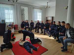 policjanci ćwiczą elementy pierwszej pomocy przedmedycznej.