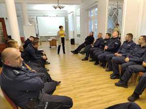skolenie policjantów pełniących służbę w pomieszczeniach dla osób zatrzymanych.