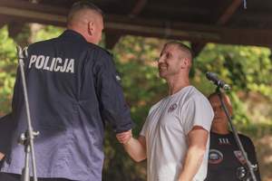 Policjant odbiera nagrody.