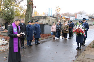 Uczestnicy podczas uroczystości na cmentarzu.