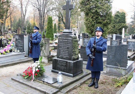 Warta honorowa pełniona przez policjantów przy grobie.