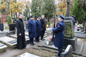 Uczestnicy przy jednym z grobów.