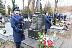 Policjanci podczas warty honorowej przy grobie.