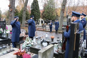 Policjanci podczas uroczystości przy grobach.