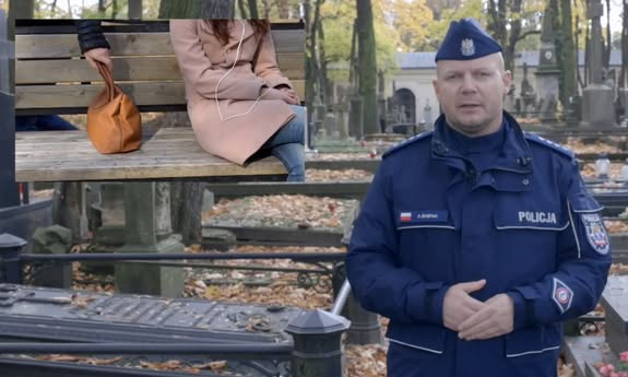 Policjant na cmentarzu