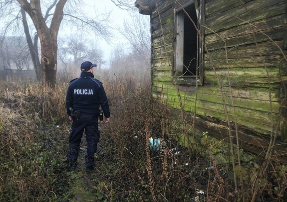 Policjant sprawdza pustostany.