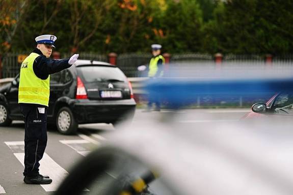 Policjant Ruchu Drogowego kieruje ruchem drogowym.