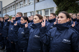 Nowo przyjęci funkcjonariusze.