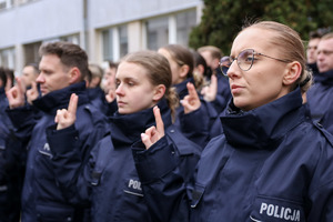 Nowo przyjęci funkcjonariusze.