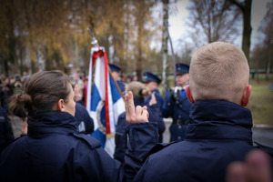 Nowo przyjęci policjanci składają ślubowanie.