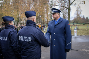 Zastępca Komendant Wojewódzkiego Policji w Łodzi wita nowym funkcjonariuszy.