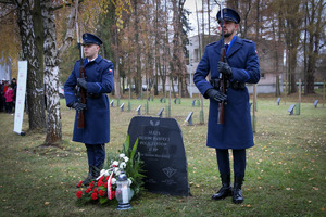 Warta honorowa przy tablicy pamiątkowej.