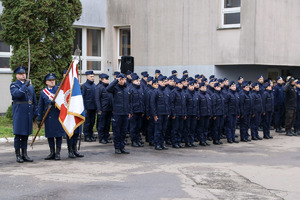 Sztandar Policji i nowo przyjęci policjanci.