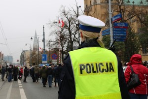 Policjantka zabezpiecza uroczystość.