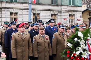 Mundurowi w trakcie składania kwiatów.