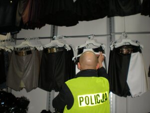 policjanci zabezpieczaja podrobiony towar