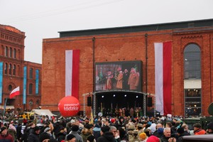 Uczestnicy pikniku stojący pod sceną.