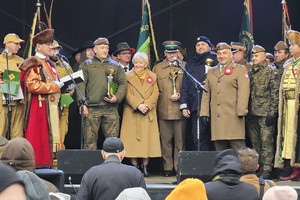 Laureaci konkursu strzeleckiego stoją na scenie,